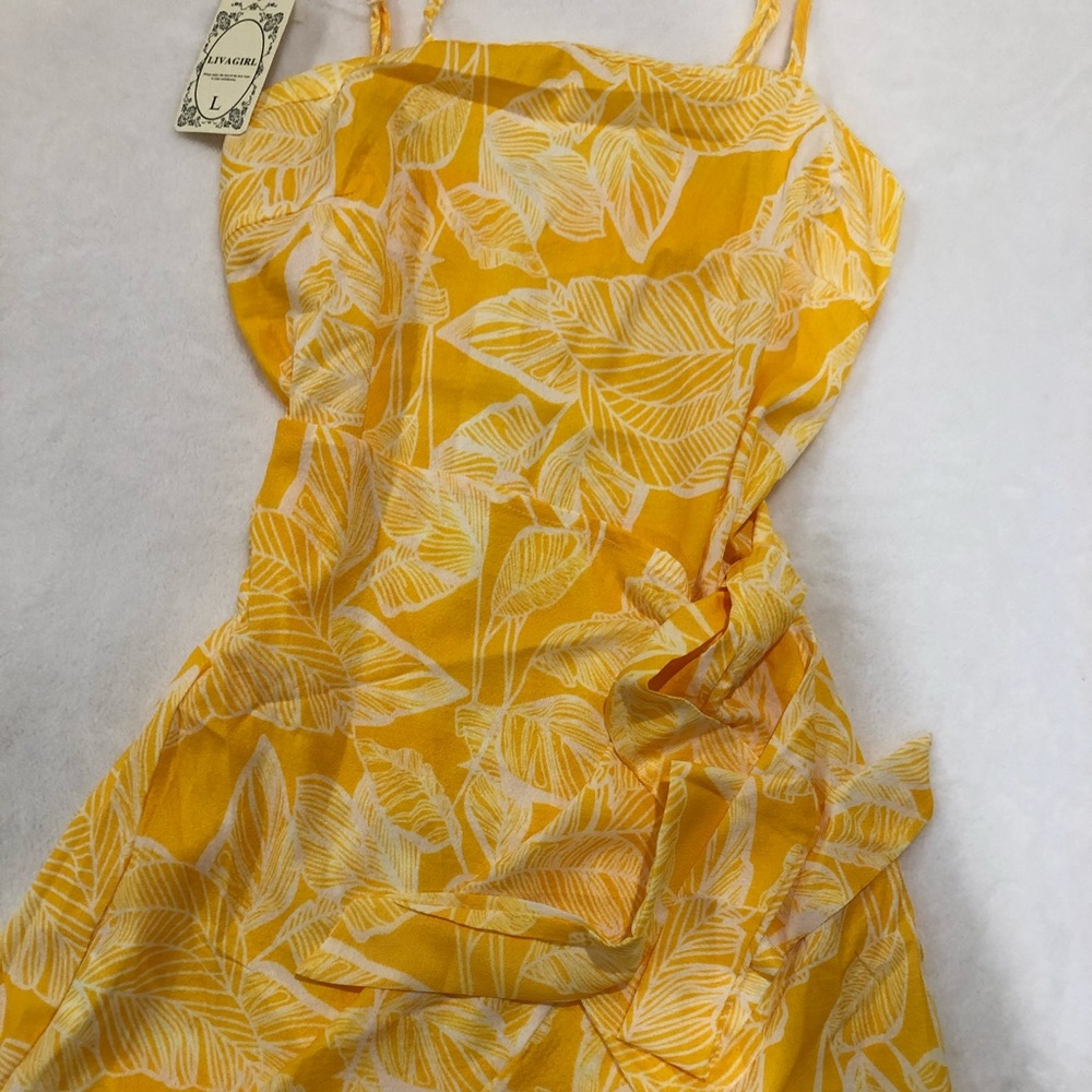 adorable yellow wrap dress 💛